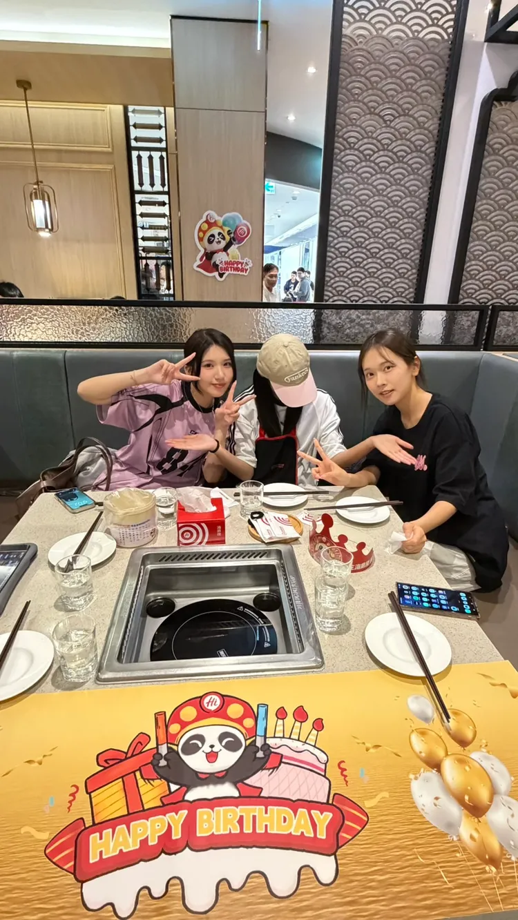 （左起）廉世彬、高佳彬、金佳垠吃海底撈。樂天桃猿提供