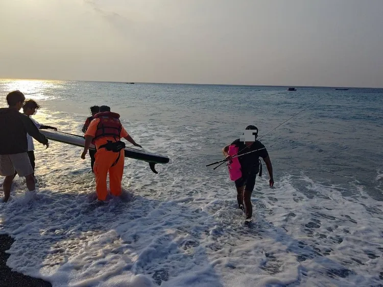 落海遊客獲救上岸。第13岸巡隊提供