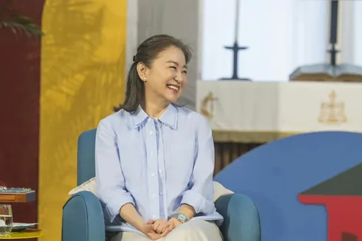 71歲林青霞久違現身「滿頭白髮」仍美翻　網讚歎：歲月不敗女神