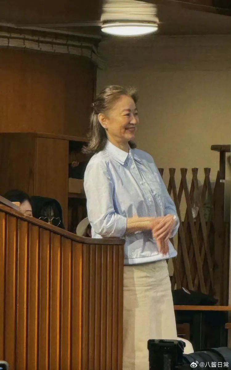 林青霞滿頭白髮，仍從容優雅。摘自微博