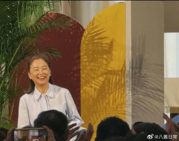 林青霞與學子交流，親切燦笑。摘自微博