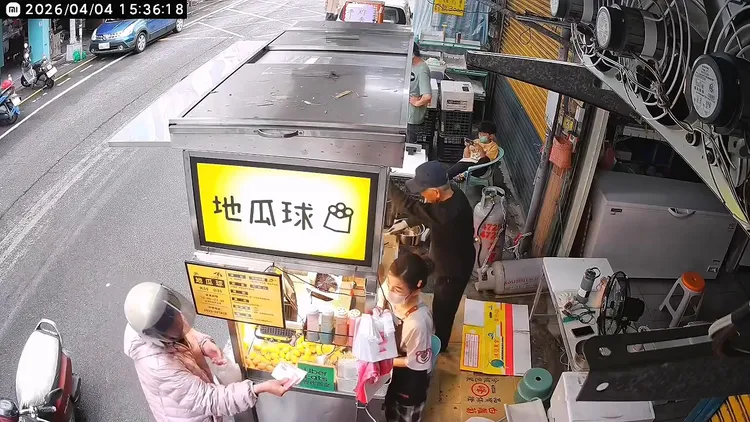 女騎士偷藏100元後，向店家表示找錢短少100。Threads/okok_zhunan提供