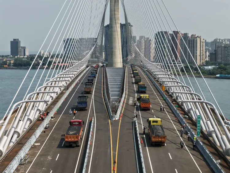 淡江大橋日前進行車輛載重試驗。公路局提供