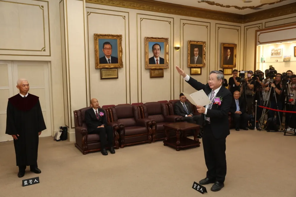 李貞秀衝立院來不及擋！許忠信宣誓就職立委