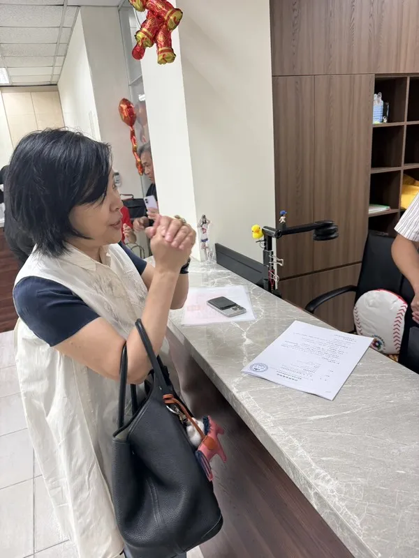 李貞秀現身立法院收發室，希望能將「行政訴訟起訴狀」轉交韓國瑜以阻止宣誓。中央社
