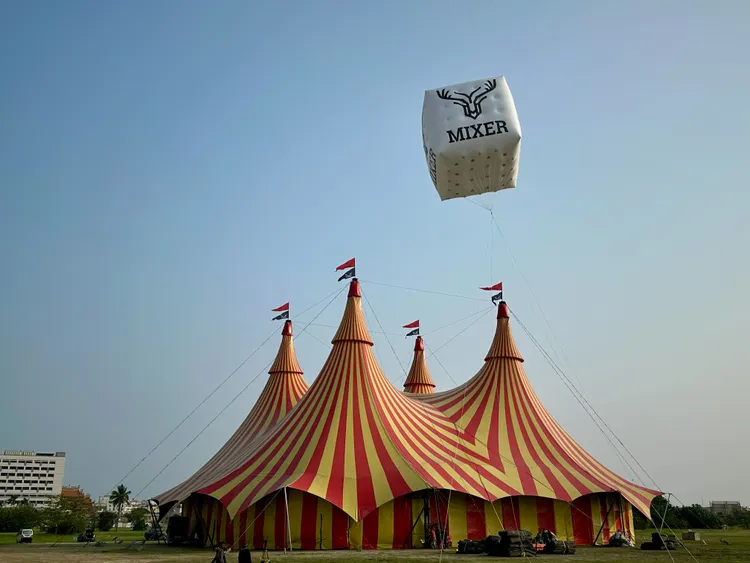 麋先生震撼搭設巨大帳篷，吸引民眾搶拍。相信音樂提供