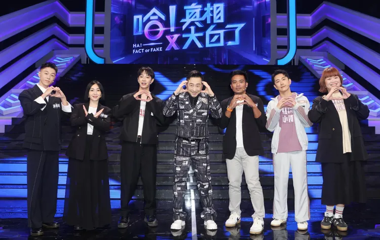 （左起１、２、３）網紅游書庭、藝人蔡燦得、劉修甫，與（右起３、２、１）撒基努、施名帥、吉那同上節目。公視提供