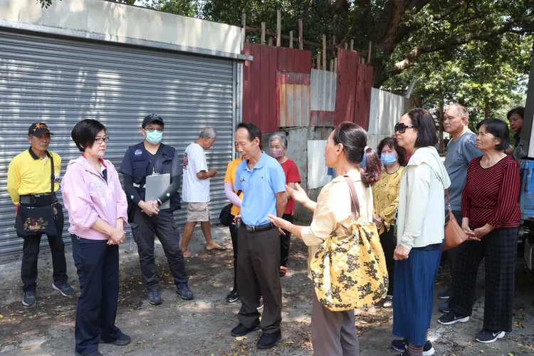十餘位居民關心吉善路旱溪舊河廢棄清運時程，市議員張芬郁請環保局親自說明。民眾提供