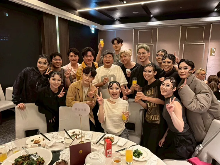 胡瓜（中）在演唱會後慶功宴上鼓勵璽皓繼續努力。懸浮提供