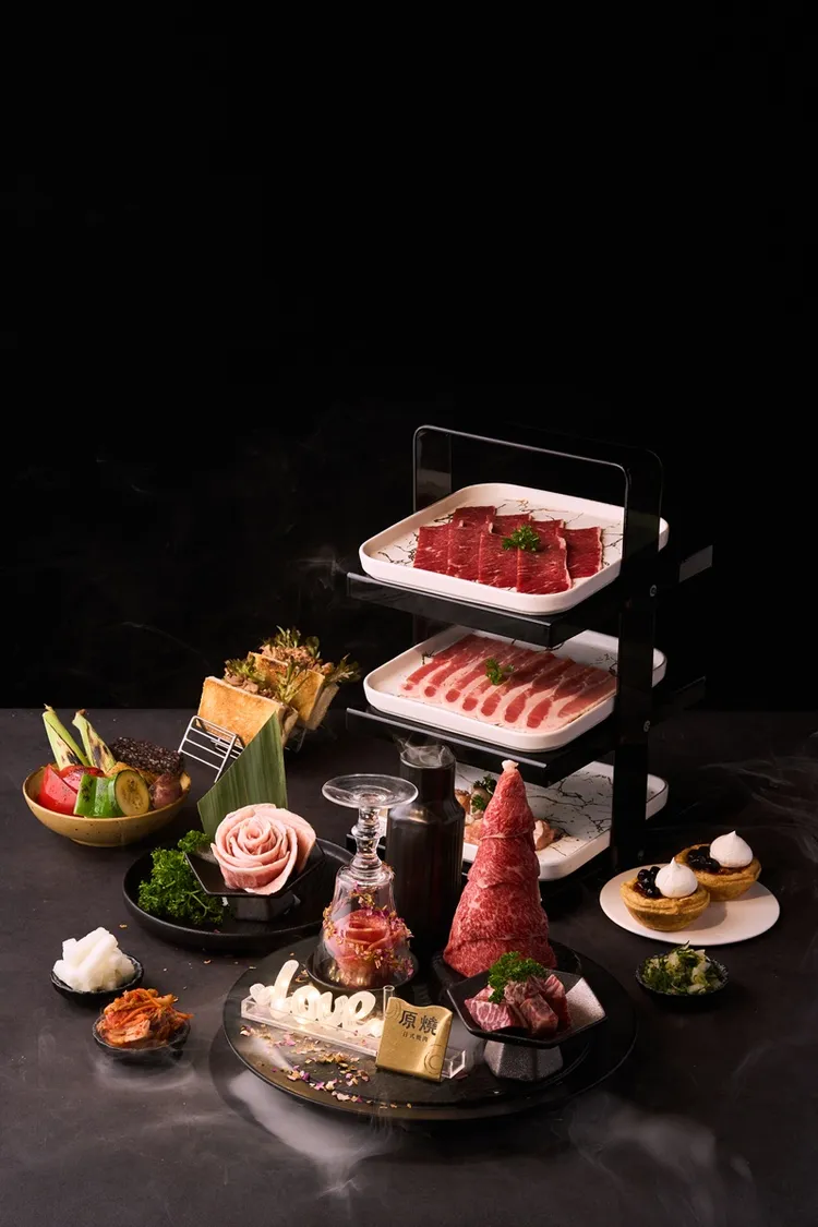 沙拉烤物放題目前主打「慶の宴 日澳和牛盛宴」，套餐包含日本A5和牛、澳洲和牛及清爽果香牛舌，雙人套餐2298元。王品集團提供