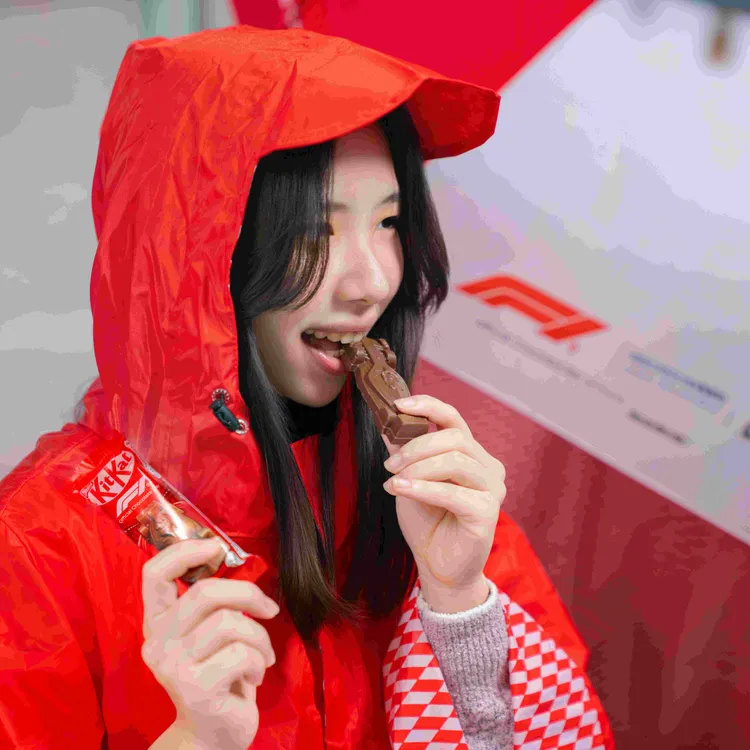 「雀巢KitKat F1賽車威化巧克力」首度將F1賽車的流線造型與威化巧克力的香脆口感完美結合，簡直讓人捨不得入口。業者提供