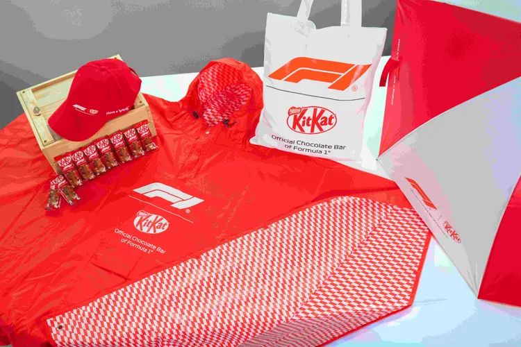 滿99元就抽新加坡F1雙人行，同步祭出多款F1限量聯名贈品，隨時隨地都能展現熱血賽車魂。業者提供