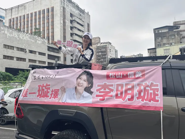 松山信義選區擬參選人李明璇18日赴吳興市場掃街時表示，12日緊急跟無黨籍新竹市長高虹安借了一台皮卡車「戰車」。李明璇競選團隊提供