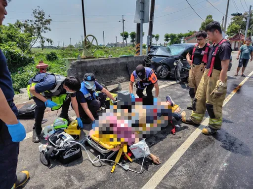 台南鹽水台19線汽機車對撞！小客車頭嚴重變形　女駕駛男騎士雙亡