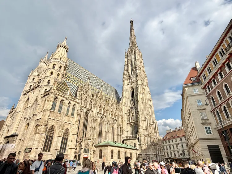中東戰事導致旅客改搭直飛航班不轉機杜拜，也讓維也納航線受惠。圖為市區聖史蒂芬大教堂，莊偉祺攝