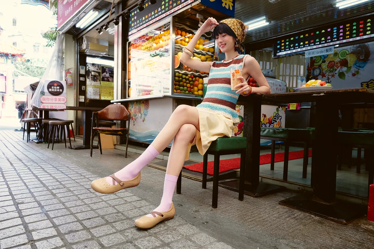 MAGY羊皮鏤空透氣休閒平底鞋，2180元。品牌提供