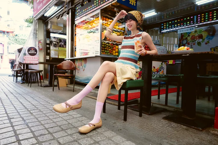 MAGY羊皮鏤空透氣休閒平底鞋，2180元。品牌提供