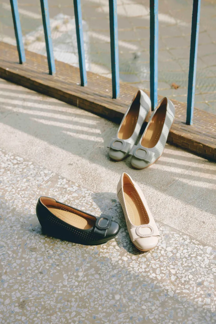 MAGY圓頭飾釦牛皮沖孔透氣中跟鞋，各2180元。品牌提供