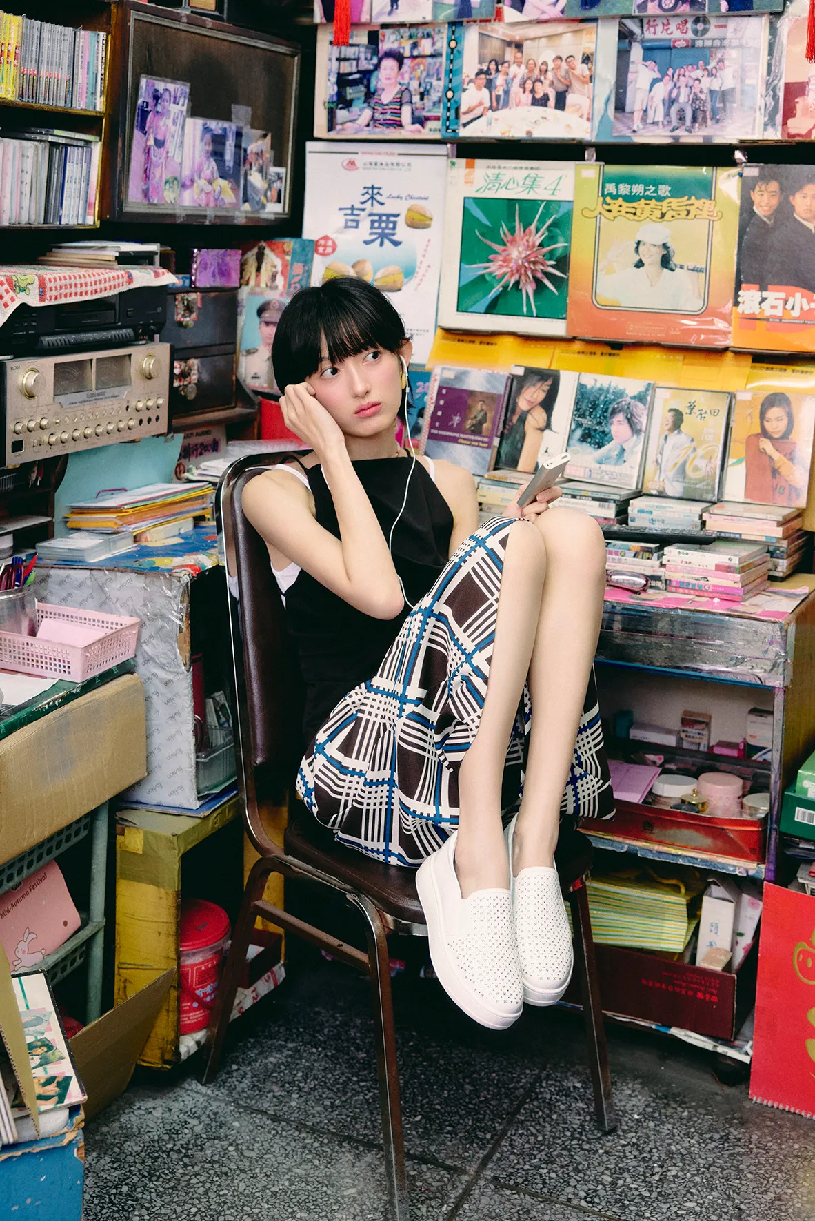 MAGY牛皮亮鑽洞洞厚底舒適休閒鞋，2680元。品牌提供