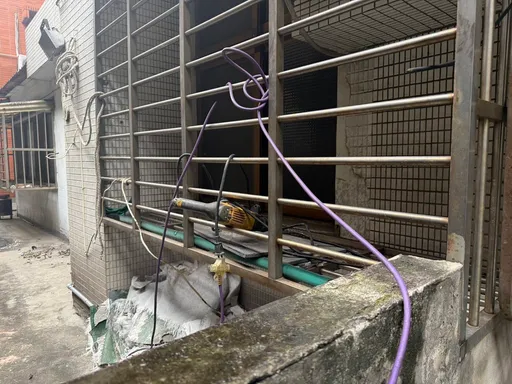 疑工安意外！　6旬男子倒臥1樓露臺命危送醫