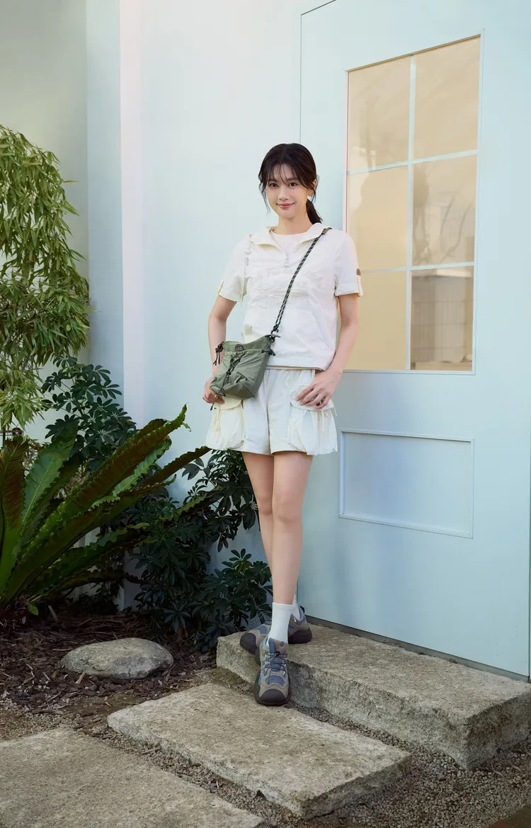 庭沼珉以蝴蝶結短褲曬出修長鉛筆腿。品牌提供