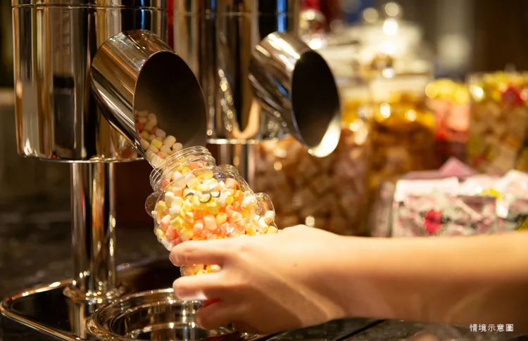 台北萬豪Garden Kitchen「童樂時光」活動期間，午間餐期加碼贈兒童糖果袋乙個，現場提供超過20款繽紛糖果任選裝滿帶回家。此為情境示意圖，實際以餐廳提供為主。業者提供