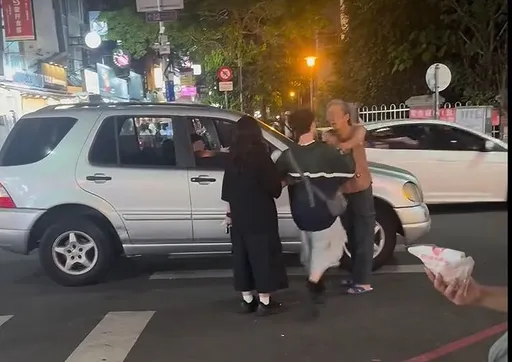 台中賓士未讓行人遭拍打車身　駕駛不爽推人反嗆：有撞到人嗎？