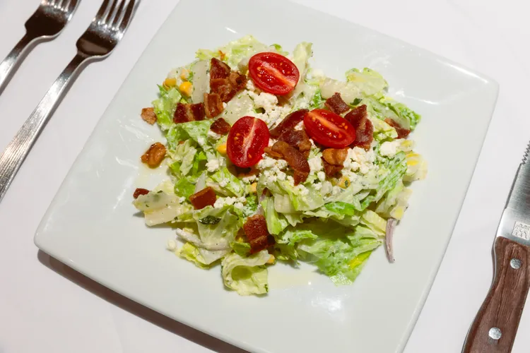 甜玉米碎培根酪梨莊園沙拉以羅曼葉為基底，結合培根、炙烤玉米與菲達起司，搭配酪梨鄉村醬與橄欖油，堆疊清爽多層次風味。茹絲葵提供