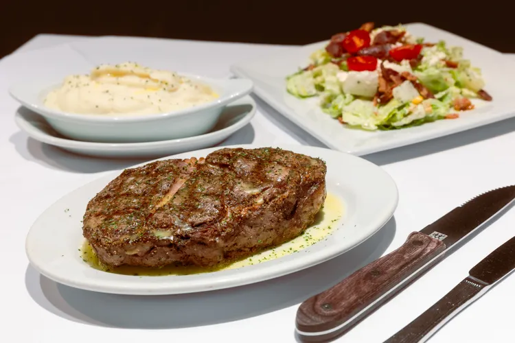 全新「美國頂級和牛肋眼牛排」搭配甜玉米碎培根酪梨莊園沙拉與黑松露絲絨薯泥。茹絲葵提供