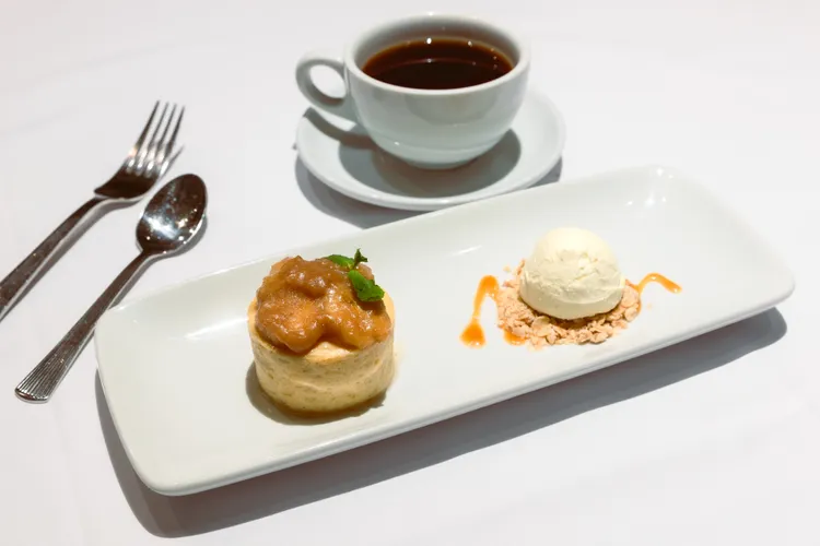 迷你紐奧良焦糖香蕉起司蛋糕，靈感來自紐奧良經典香蕉福斯特；蘭姆酒焦糖香蕉搭配香草冰淇淋，交織出冷熱層次與迷人酒香尾韻。茹絲葵提供