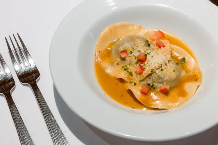 美國頂級慢燉牛小排義大利餃以紅酒慢燉三小時的牛小排與炙烤蘑菇為餡，佐以濃郁精華醬底，盡享柔嫩濃香。茹絲葵提供