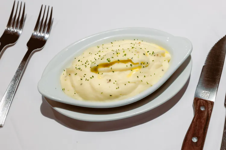 在茹絲葵經典的馬鈴薯泥中加入松露油與松露碎粒，口感綿密滑順、香氣濃郁，口口盡享奢華風味。茹絲葵提供