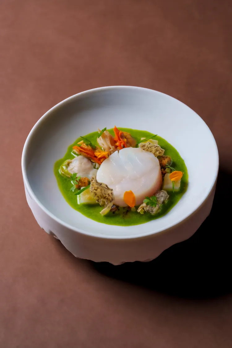 晚間菜色哦挪威洄游鱈魚 蛤蜊 韭菜。業者提供