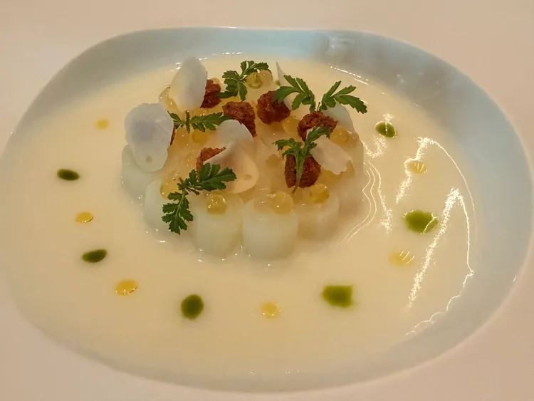 週四限定的午間5道式套餐中的白蘆筍冷湯。陳揚盛攝