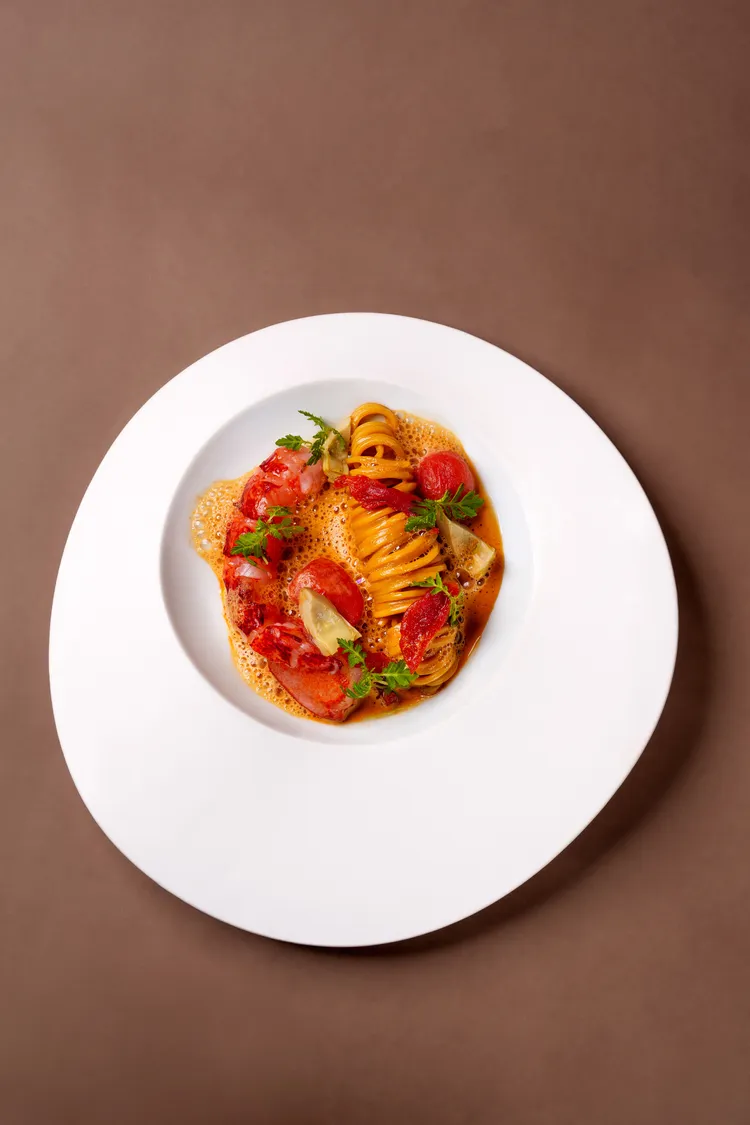 週四限定的午間5道式套餐主餐炭烤藍龍蝦 自製義大利麵 櫻桃番茄。業者提供