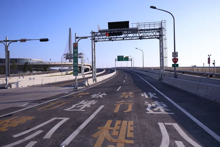 淡江大橋機車道採實體分隔，寬度2.5公尺，雖符合公路設計規範，仍被質疑過於狹窄。莊宗達攝