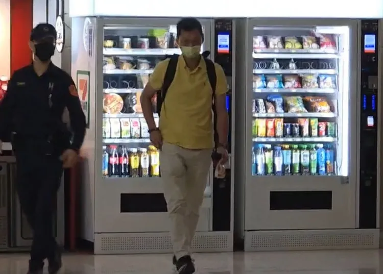 廖力廷(右)。翻攝畫面