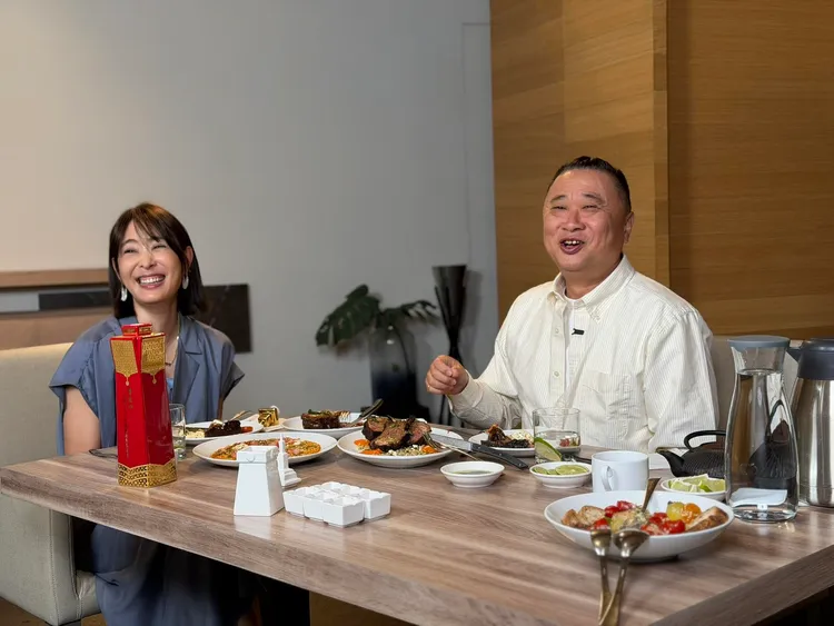 邰智源（右）主持《木曜4超玩》，邀請台北101董事長賈永婕當嘉賓。翻攝賈永婕臉書