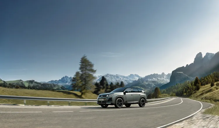 全新Citroën C5 Aircross採用Stellantis STLA Medium平台打造，鎖定中大型家庭休旅市場，並強調空間機能與乘坐舒適性。業者提供