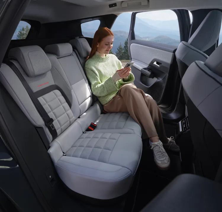 座艙導入Advanced Comfort座椅與Progressive Hydraulic Cushions液壓懸吊系統，延續品牌舒適訴求。業者提供