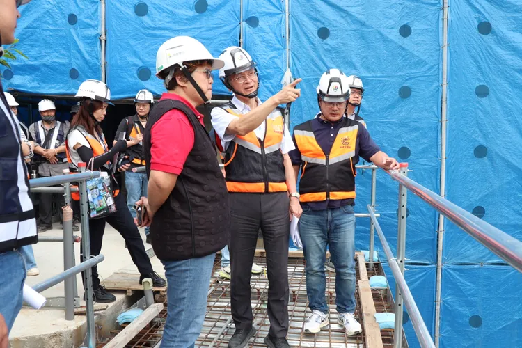 工務局副局長林炳勲(右二)與淡水國小校長陳佩芝(右三)一同視察校舍新建工程進度。工務局提供