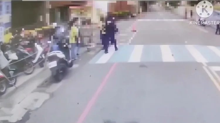 高雄大寮區正氣路今晨傳出民宅火警，附近住戶也跳電。民眾提供