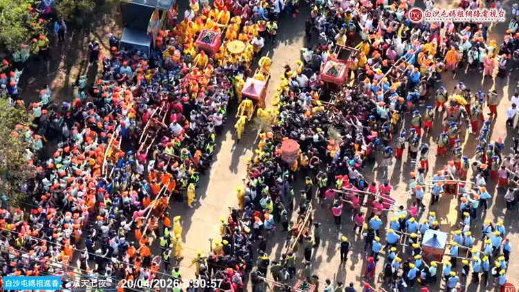 白沙屯媽祖將「粉紅超跑」換成八人大轎。翻攝「白沙屯媽祖網路電視台」