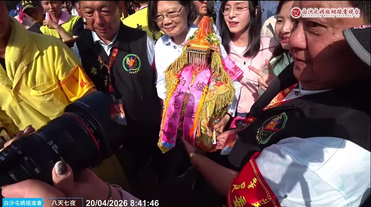 前總統蔡英文今天徒步隨行一段路，並參與白沙屯媽祖換轎儀式。翻攝「白沙屯媽祖網路電視台」