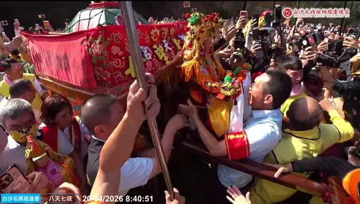 白沙屯媽祖換回八人大轎　下午4時10分回宮安座　