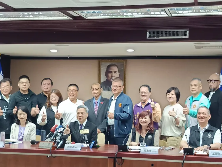 因不少商圈及市場仍傳出塑膠袋供應吃緊。經濟部長龔明鑫今邀集各大商圈召開「關懷商圈塑膠製品影響」座談會的閉門會議。許麗珍攝