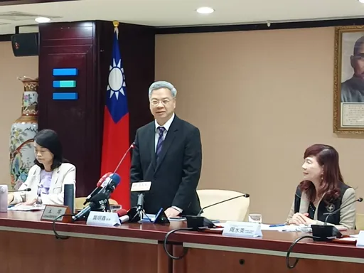 塑膠袋之亂｜經部今邀商圈開會　龔明鑫：料源足夠是通路要調配