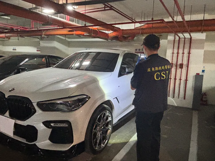 警方在涉案車輛內查獲球棒、榔頭等犯罪工具。翻攝畫面