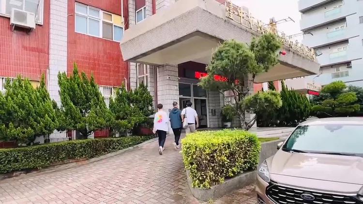 涉嫌破壞江和樹競選海報的1名涉案人上午到案說明。民眾提供