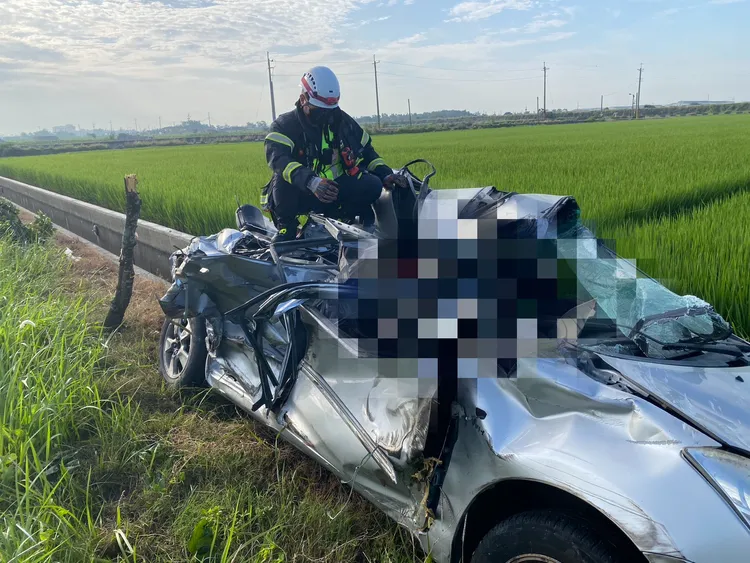 休旅車被撞得面目全非，這起事件釀成4人受傷，均意識清楚暫無生命危險。民眾提供